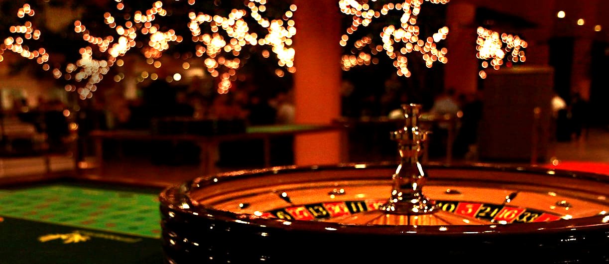 Roulettebord med festlys ved casino event